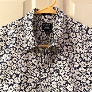 J Crew Blouse Short Sleeve Navy with White Daisy Print Flex Washed WM SZ M 🥰🌼